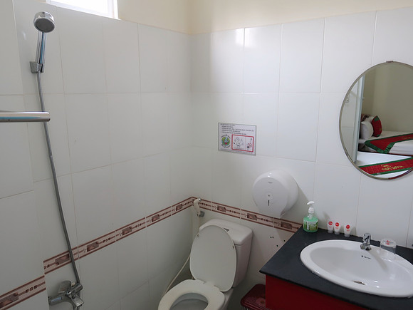 IMG_8184-red-hotel-bathroom