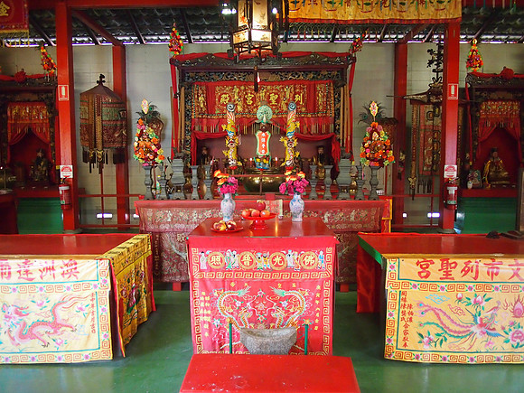 P3181125-temple-altar
