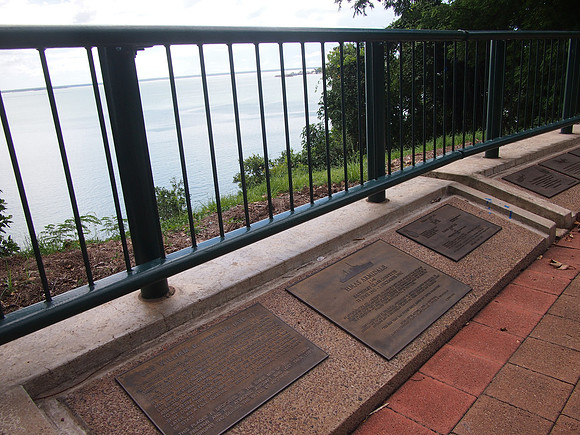 P3181168-memorial-plaques