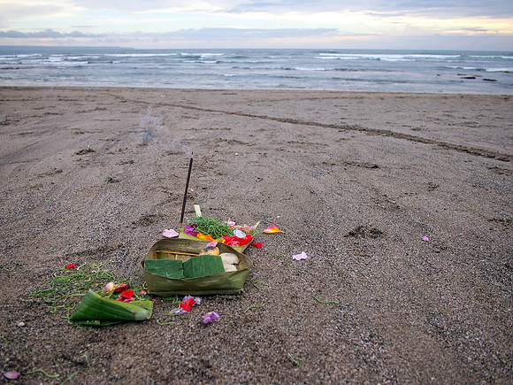 P3140937-beach-offerings