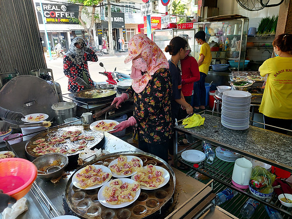 20210313_130725-banh-khot-cooking