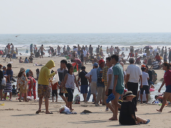 IMG_8695-weekend-beach-crowd