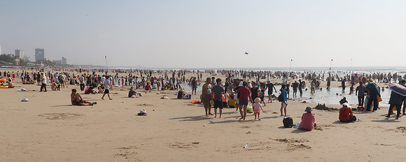 IMG_8698-backbeach-crowd