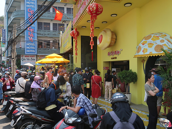 IMG_8798-cake-crowd
