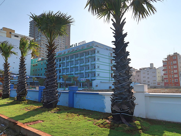 IMG_8845-empty-lot-my-le-hotel