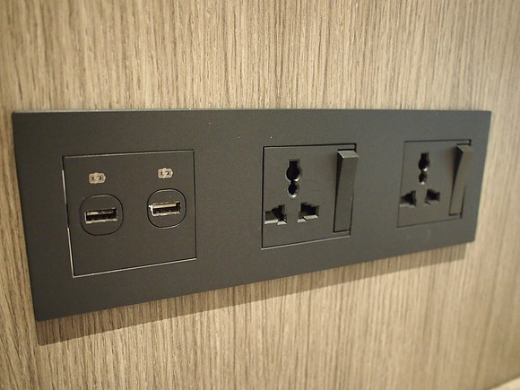 P3281530-power-outlets