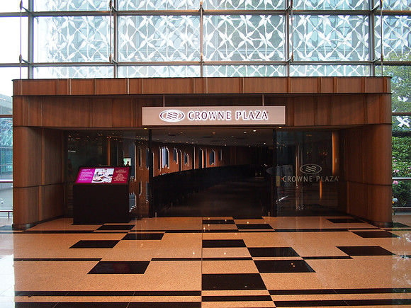 P3281547-crowne-plaza-t3-entrance