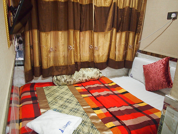 P3281613-temple-street-bed