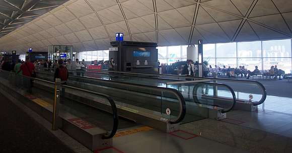 P4011852-travelators
