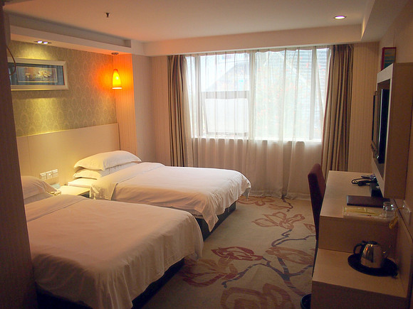 P3311776-hotel-room