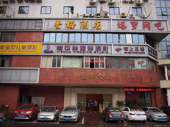 P3311784-hotel-entrance