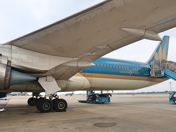 IMG_8958-dreamliner-at-sgn-to-pqc