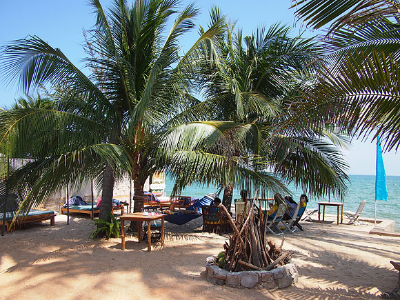 P4302062-pogo-beach-bar