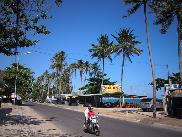 P4302067-main-road
