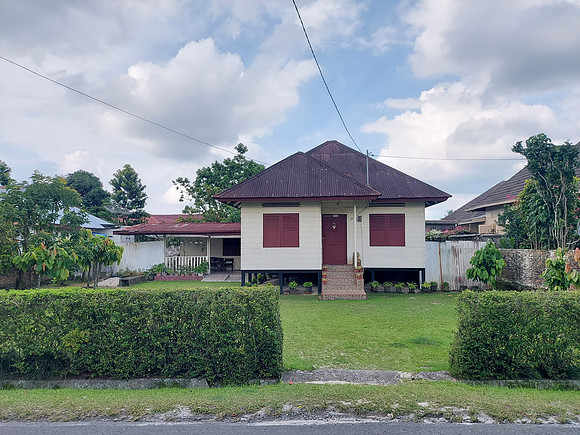 20230812_145900-suburban-house