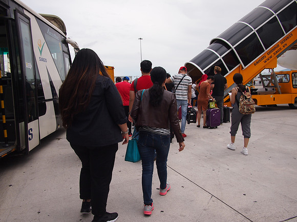 P5102287-bus-to-plane
