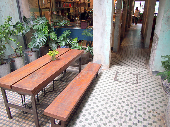 P5162665-chocha-foodstore-table