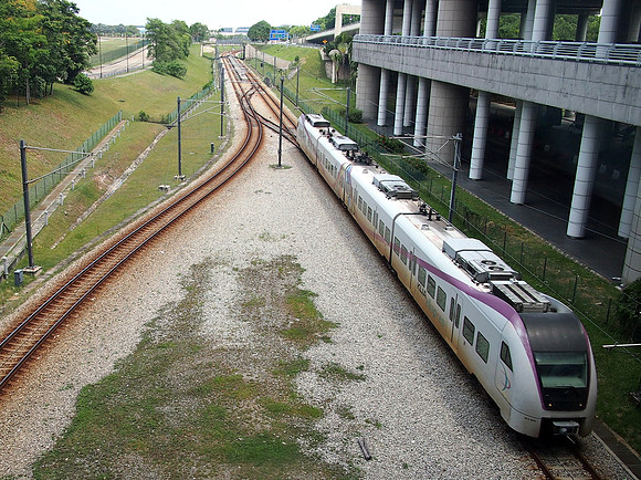 P5142514-train-between-terminals