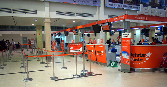 P6253600-jetstar-domestic-check-in