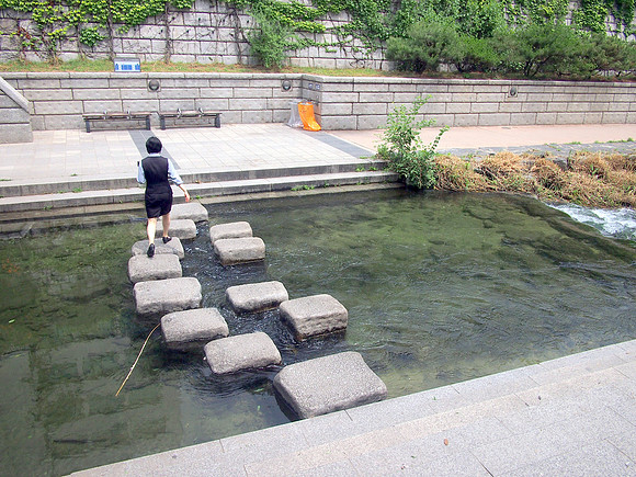 P6283895-cheonggyecheon-stream-crossing-point
