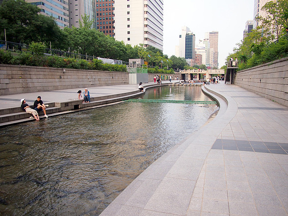 P6283967-cheonggyecheon-stream-walk