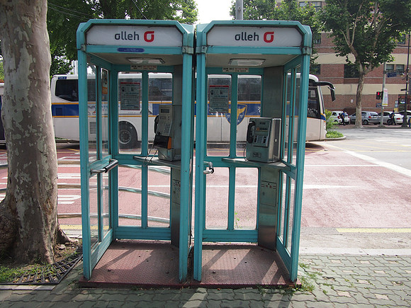 P6294035-phone-boxes