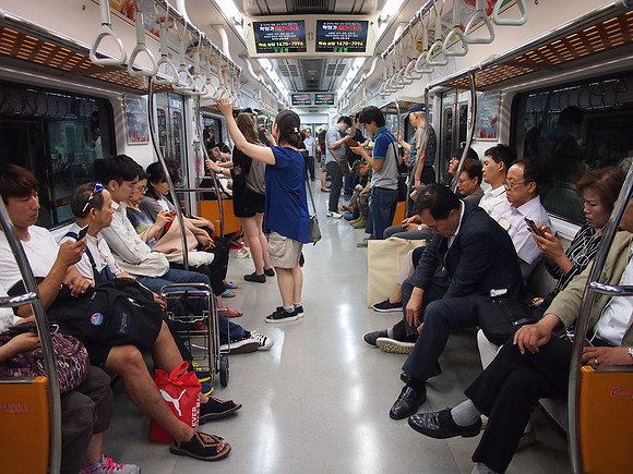 P6294096-metro-people