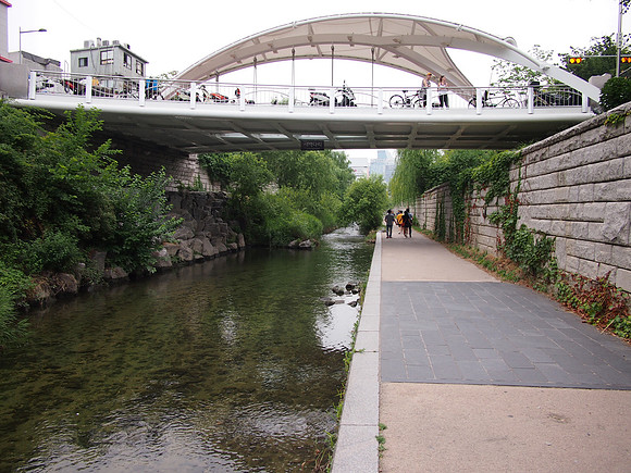 P6304309 cheonggyecheon-stream-saebyeokdari-bridge