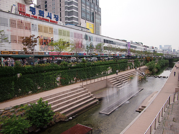 P6304314-cheonggyecheon-stream-pyoung-hwa-clothing-market