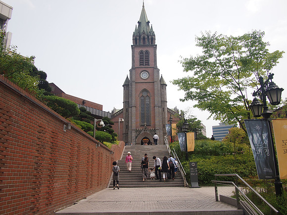 P6283932-steps-to-myeong-dong-cathedral