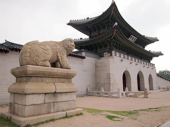 P6294005-gwanghwamun-gate-and-palace-wall