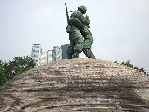 P6304192-statue-of-brothers