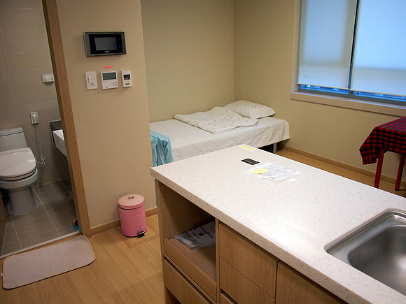 P7014348-airbnb-room