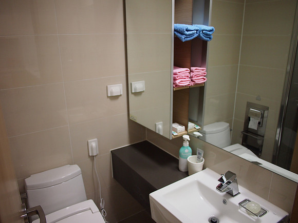 P7014350-airbnb-bathroom