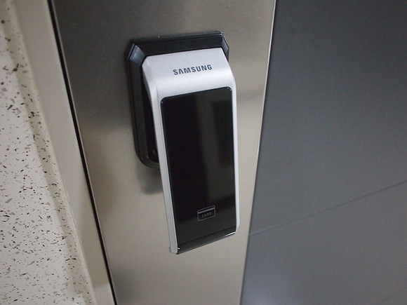 P7014352-samsung-door