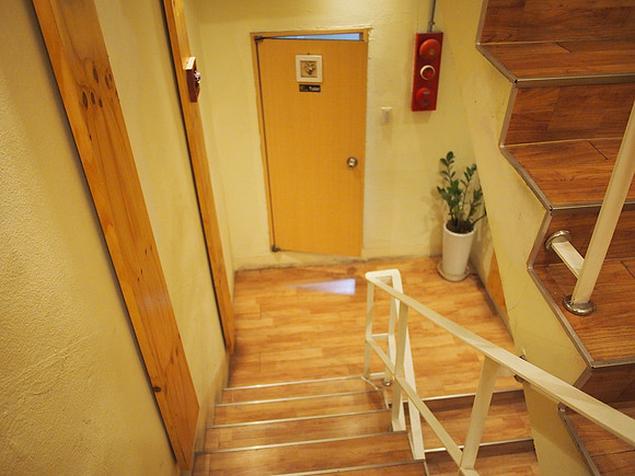 P7044566-kstar-house-stairs