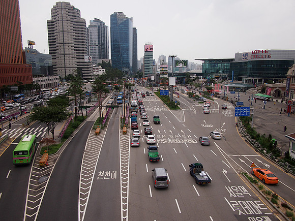 P7044584-seoul-station-traffic-lanes