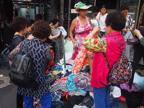 P7044669-womens-clothing-in-drag