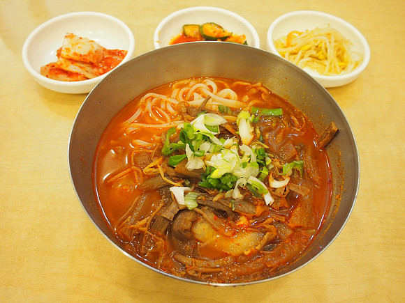 P7044666-yukgaejang-kalguksu-spicy-beef-noodle-soup