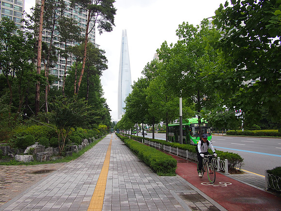 P7034467-lotte-world-tower-view