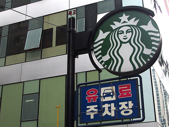 P7034549-starbucks