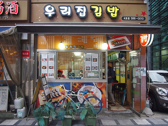 P7034559-small-restaurant