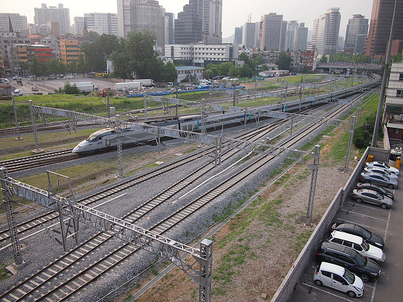 P7054732-arriving-train