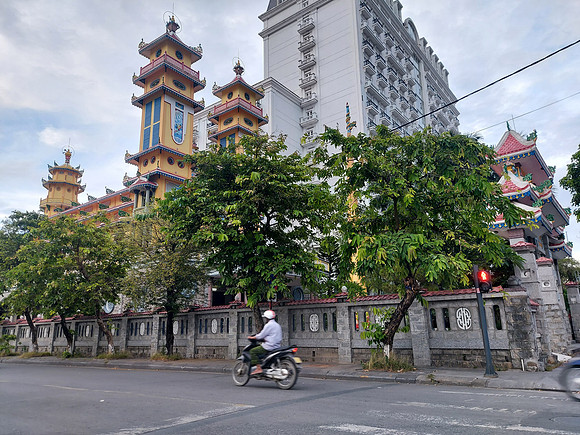 20220625_174430-hue-cao-dai-temple