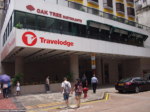 P7064771-travelodge-entrance