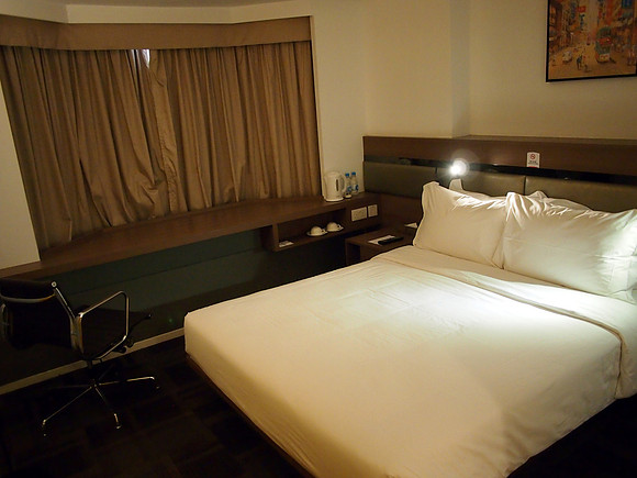 P7064772-travelodge-room