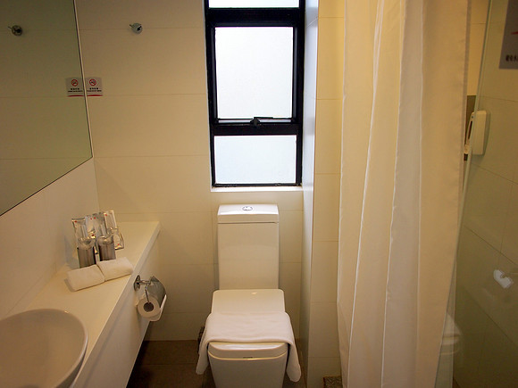 P7064775-travelodge-bathroom