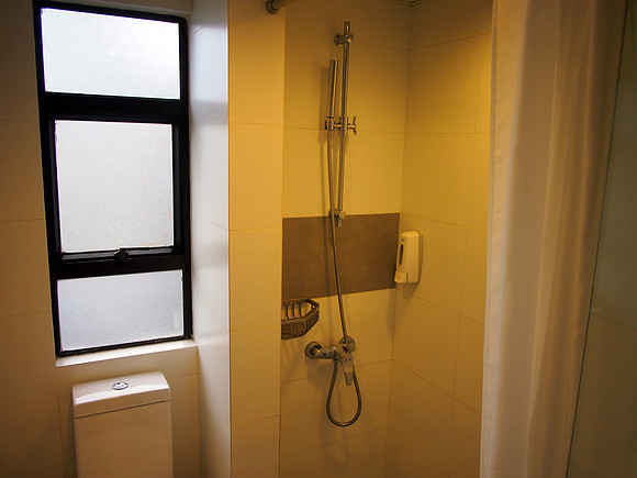 P7064777-travelodge-shower
