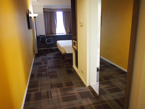 P7064780-travelodge-room