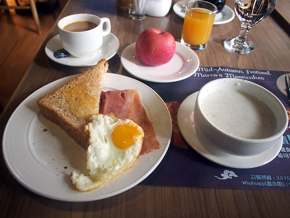 P7074794-breakfast